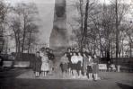 У памятника Пушкину с однокурсницами. Роза Канюкова – первая слева в клетчатом пальто. 1963 год