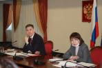 Тимур Цыбиков и Валентина Зганич поясняют порядок оформления документов / Фото предоставлено автором
