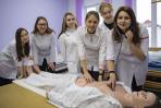 Будущие медсёстры в одной из мастерских / Фото Игоря Ибраева