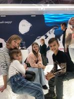 Нарьянмарочка Олеся Зозуля давно живёт в Москве, но скучает по НАО и пришла на выставку с детьми / Фото со страницы Олеси ВК
