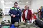 Руководитель поисково-спасательной службы Сергей Балуцкий рассказал врио губернатора Ирине Гехт о работе спасателей / Фото Екатерины Эстер