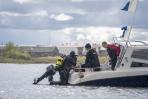 Спасатели отрабатывали как погружение под воду, так и страховку товарища с судна / Фото Алексея Орлова