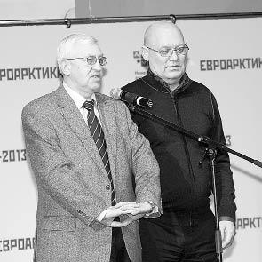 Выступают знаменитые хоккеисты Борис Михайлов (слева) и Владимир Петров