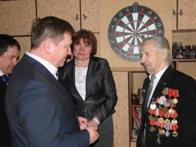 Ветеран Великой Отечественной войны Василий Самойлов встречает гостей