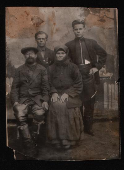 Родители Сауковы и сыновья Михаил (слева) и Григорий