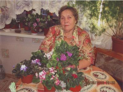 Нина Алсуфьева со своей коллекцией фиалок