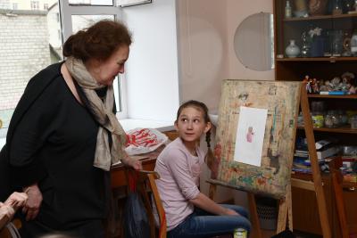 Ольга Полякова проводит мастер-класс для нарьян-марских художников
