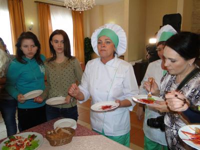 Лариса Гусева (в центре) – не только вип-повар, но и красивая женщина