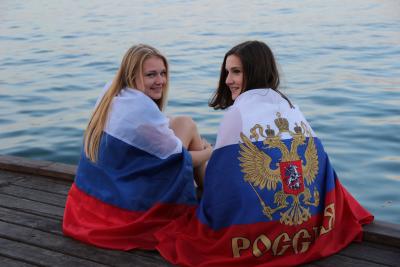 Девушки на пристани: «Теперь мы россиянки!»