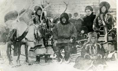 Артемий Федотович Ханзеров – руководитель «Тато» (в центре) вместе с семьей