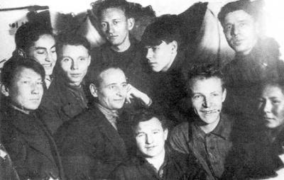 Иван Меньшиков в верхнем ряду второй справа. Фото сделано Георгием Суфтиным на первом заседании литкружка 23 января 1934 года.