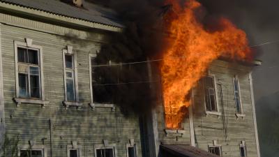 Пожар в деревянном доме на Смидовича прервал «Вахту памяти»