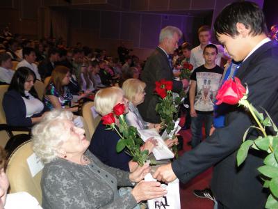 Первокурсники дарят цветы ветеранам