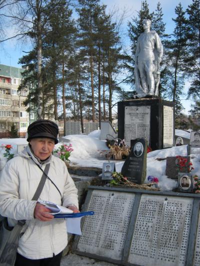 Вера Буркова во время посещения Синявинского мемориала