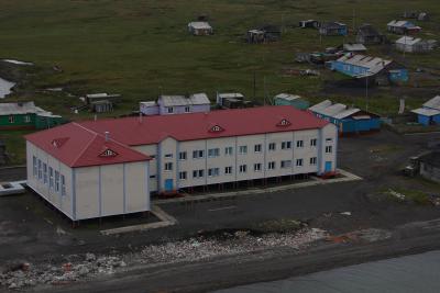 Вот она, новая школа в Усть-Каре – самое большое здание поселка