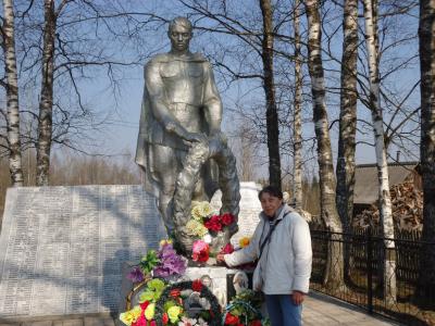 Вера Буркова на мемориале в Гусево Тверской области