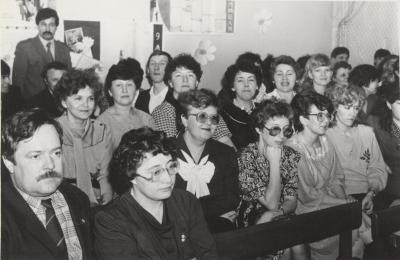 Ольга Авенировна Келарева (в центре) – среди бывших учеников (фото начала 80-х)