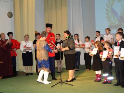 Председатель жюри Елена Вергунова вручает награды победителям