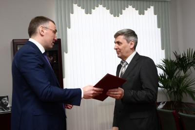   Грамоту из рук губернатора Игоря Кошина получает Юрий Дайнеко