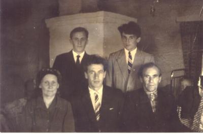   Анисим Захарович и Анисья Николаевна Рочевы с детьми,  1961год