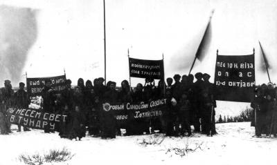 демонстрация  7 ноября 1929 г. п.Хоседа. Где-то здесь среди демонстрантов и родители Кима Вонгуева.jpg