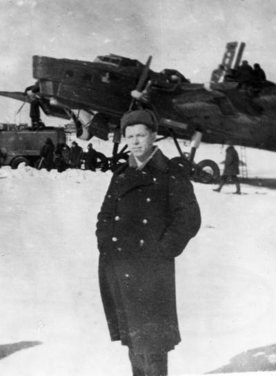 Иван Цыганков около Г-2. Нарьян-Мар, 1939 г.