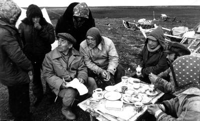 Алексей Пичков среди оленеводов. Фото В. Матьшина, 1990. Из фондов ГААО.