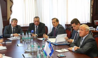 Вадим Тюльпанов (второй слева) рассказал депутатам, как он отстаивает интересы округа в столице