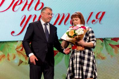 Марина Лукьянчикова принимает поздравления от губернатора