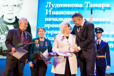 Орденоносцы Тихон Сядейский, Вера Буркова и Тамара Лудникова принимают очередную награду