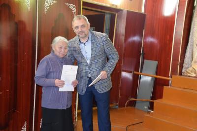 Глава Заполярного района Алексей Михеев  вручил награду Зое Лаптандер