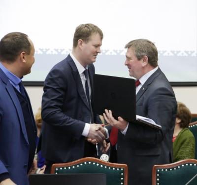 Первые поздравления Александру Лутовинову (справа) от коллег с избранием зампредом Собрания