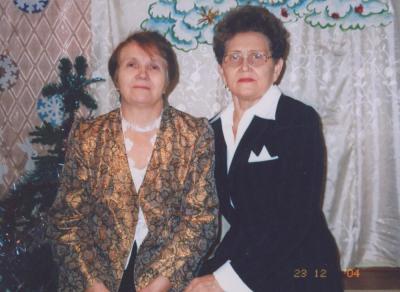 Галина Анфимова (справа) с коллегой, известным  музыкантом Зоей Михайловой. Декабрь 2004 года