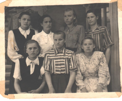 Первая в нижнем ряду слева Ирина Карповна с сокурсницами в сельхозшколе. Середина 50-х годов