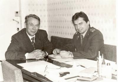 Виктор Юлианович Кмить с  Кожевиным Сергеем Яковлевичем, который  начинал свою службу в ОВД Ненецкого окрисполкома в 1969 году. 