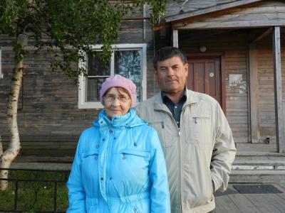 Валентина и Юрий Лешуковы у своего дома в Новом посёлке