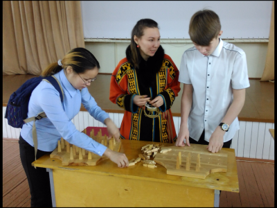 Сотрудники ЭКЦ учат играть в ненецкие шашки