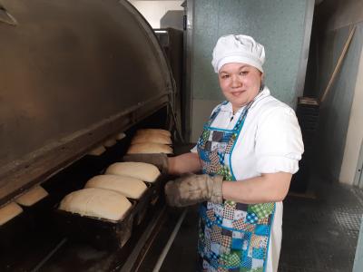 Елена Василевская – одна из трёх работниц пекарни / Фото автора