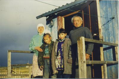 Андрей Фёдорович с внучками и супругой Марой Евдокимовной / Фото из архива семьи