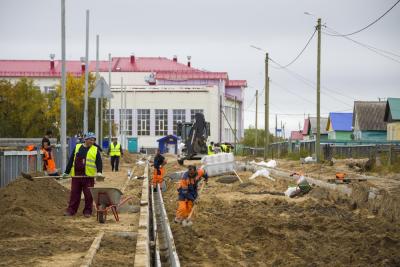 Работы в посёлке Красное идут полным ходом / Фото Алексея Орлова