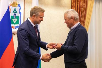 Юбилейную медаль «90 лет НАО» вручает заместитель главы региона Юрий Бездудный