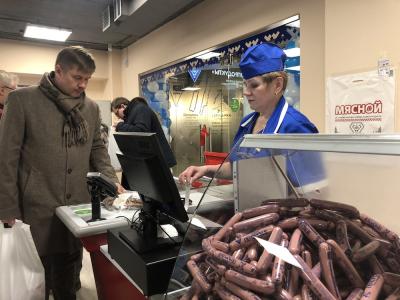 Первые покупатели магазина АО «Мясопродукты» в Архангельске остались довольны / Фото Алины Выучейской
