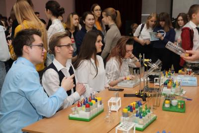 На тематической площадке «Занимательная химия» школьники проявили свои интеллектуальные способности / Фото Алексея Орлова