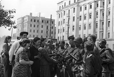 Жители Минска встречают воинов 2‑го Белорусского фронта. 1944 год