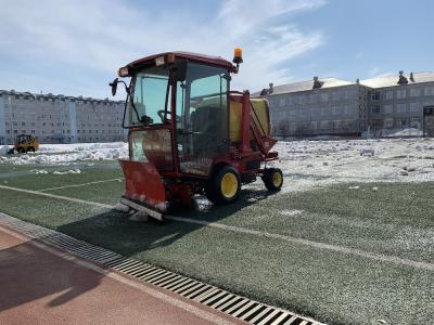 Уборка снега на стадионе «Лидер» / Фото автора