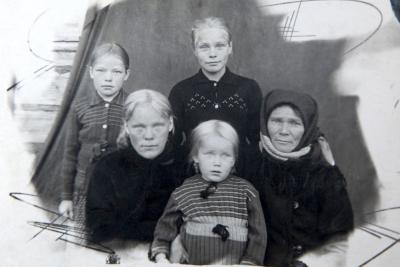 Валентина (крайняя слева) с мамой и родными, 1955 год / Фото из семейного альбома