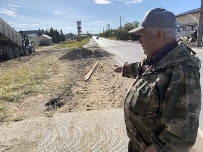Староста Сахалина Сергей Клокотов показывает пешеходный участок, где демонтировали плиты / Фото автора