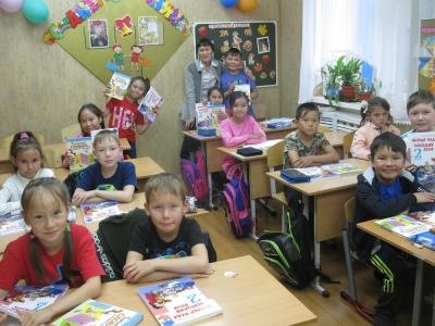 Учащиеся второго класса школы посёлка Нельмина Носа – учитель Эльза Марюева / Фото Ольги Марюевой
