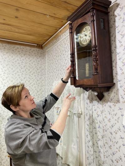 Старинные настенные часы ТД «Братьев Четуновых» органично вписываются в интерьер Дома Шевелёвых / Фото автора
