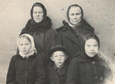 Бабушка Агриппина Александровна Чуклина во втором ряду справа / Фото из семейного архива автора